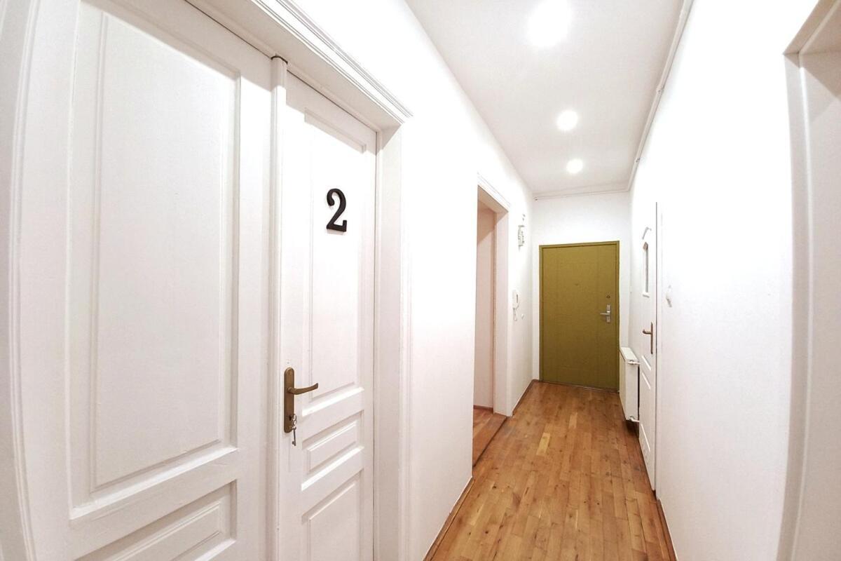 Old Town - 5 Bedrooms Soltyka Street Apartment *