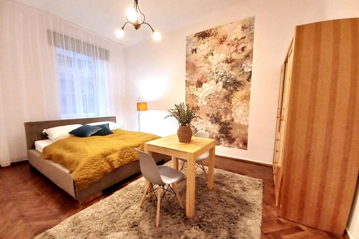 Apartment Old Town - 5 Bedrooms Soltyka Street *
