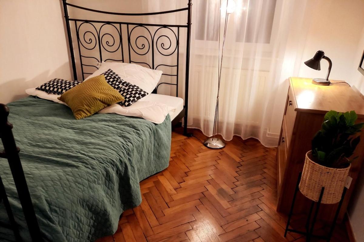 Old Town - 5 Bedrooms Soltyka Street Apartment *