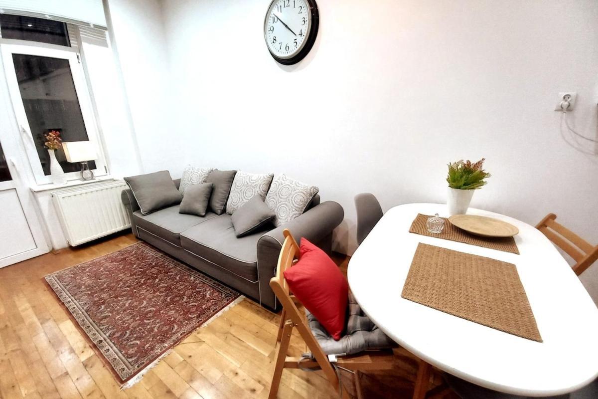 Old Town - 5 Bedrooms Soltyka Street Apartment *